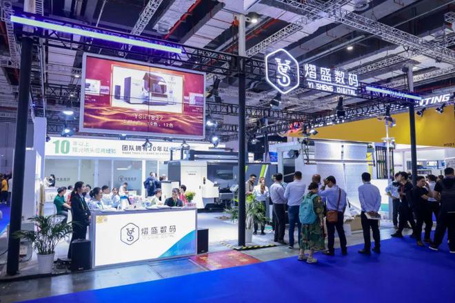 熠盛发布32头26米宽幅数码印花机全球买家现场签约15台！