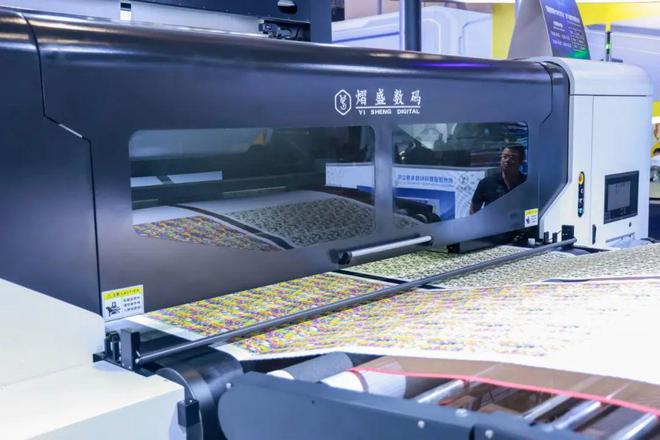 熠盛发布32头26米宽幅数码印花机全球买家现场签约15台！(图2)