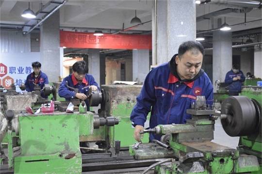 人生就是博：山东蓝翔技师学院举行2024数控专业秋季技能大赛(图3)