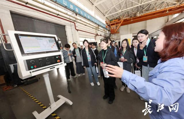 哪吒也能数控造？大学生实践团带你走进武汉“高精尖”