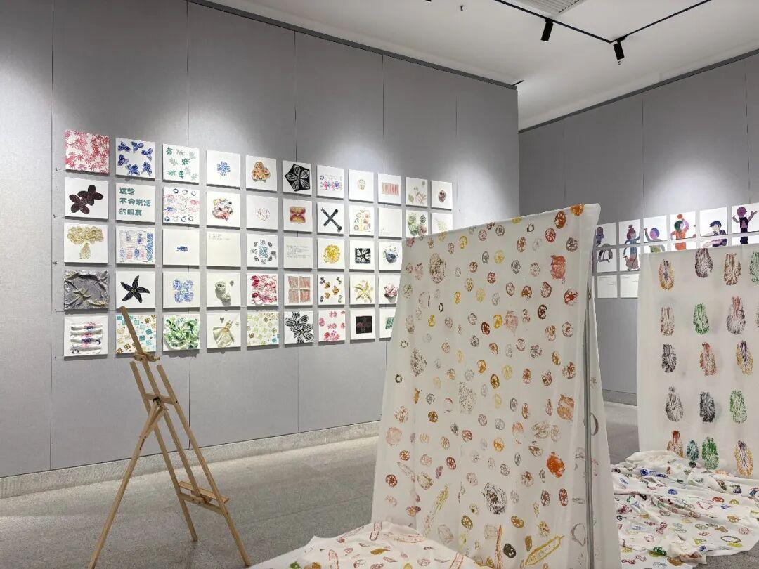 尊龙凯时网站：新年最“妈味”的展览：是孩子让我学会了成长｜小杰探现场(图2)