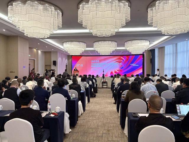 尊龙凯时网站：2026中国服装协会职业工装供应链大会在四川井研举办(图1)